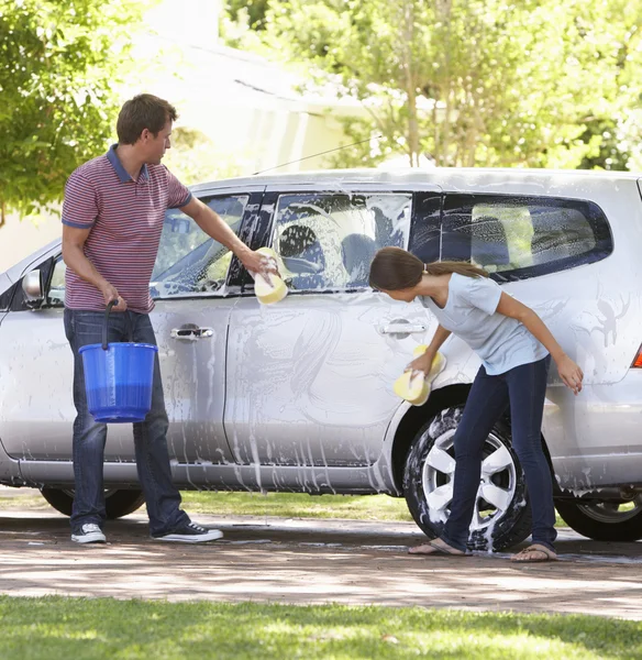 Far och dotter tvätta bilen tillsammans — Stockfoto