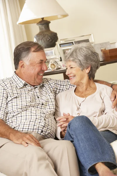 Пенсионеры сидят на диване — стоковое фото