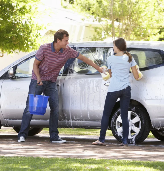 Vater und Tochter waschen gemeinsam Auto — Stockfoto