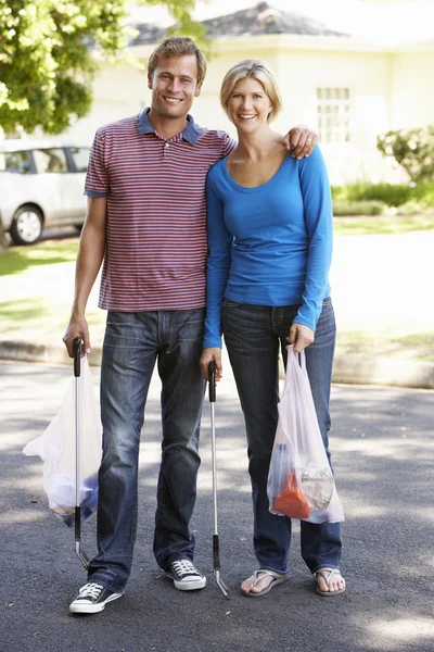 Casal pegando ninhada na rua — Fotografia de Stock