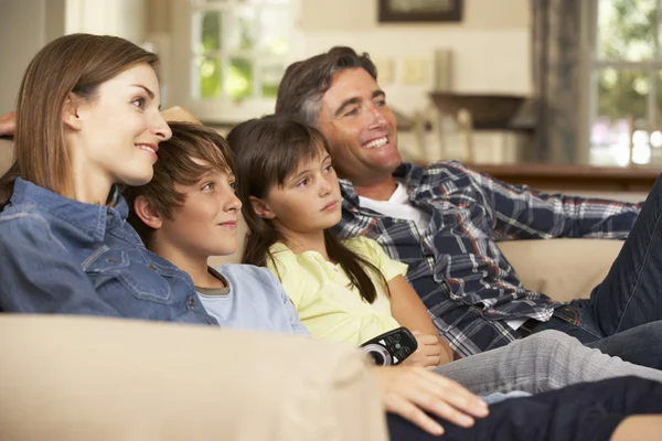 Familie schaut gemeinsam fern — Stockfoto