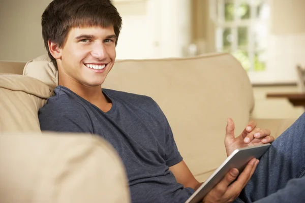 Adolescente ragazzo utilizzando tablet digitale — Foto Stock