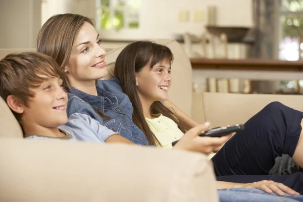 Matka i dzieci oglądanie telewizji — Zdjęcie stockowe