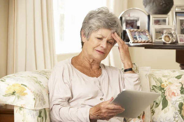 Gefrustreerd Senior vrouw met behulp van digitale Tablet — Stockfoto