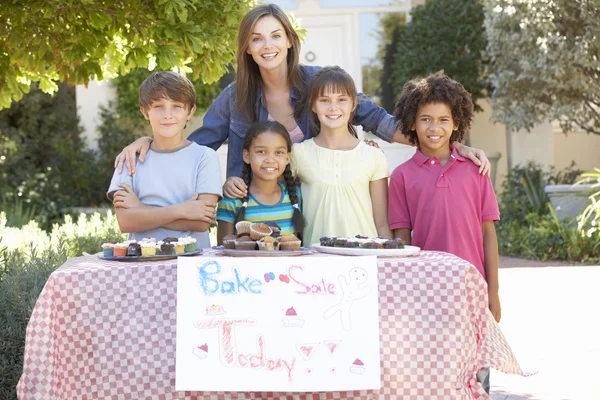 Groep kinderen bakken verkoop houden — Stockfoto