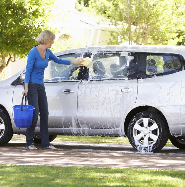 Woman Washing Car In Drive — Stockfoto