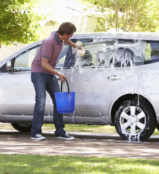 Man tvätta bilen i enheten — Stockfoto