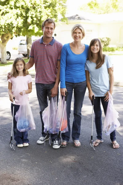 Familie sammelt Müll auf Straße ein — Stockfoto