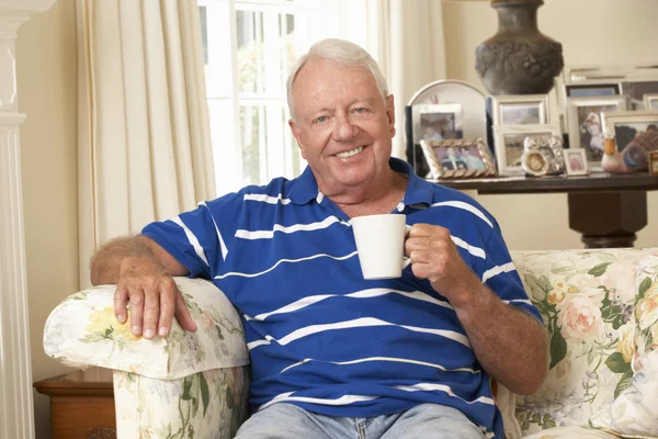 Hombre mayor bebiendo té en casa — Foto de Stock