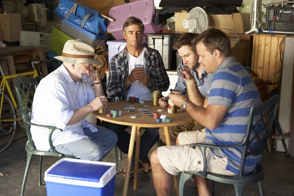 Grupo de amigos jugando a las cartas en el garaje —  Fotos de Stock