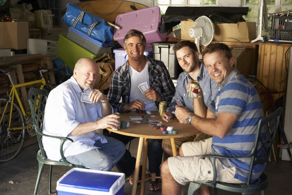 Grupo de amigos jogando cartas na garagem — Fotografia de Stock