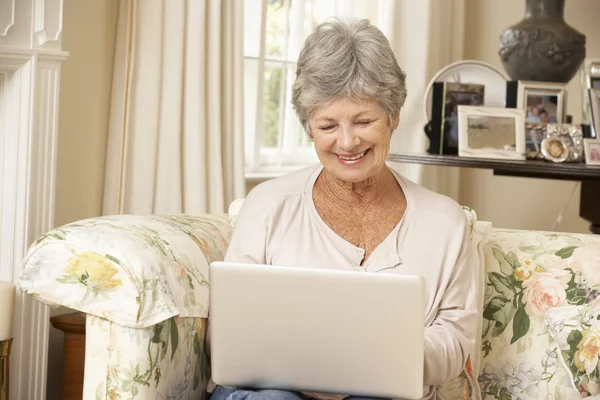 Starší žena pomocí přenosného počítače — Stock fotografie