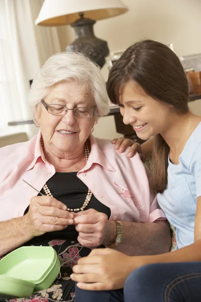 Бабушка показывает внучке, как вязать — стоковое фото
