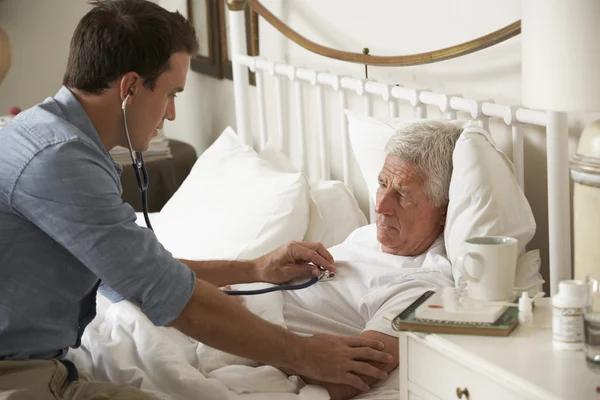 Médico examinando paciente masculino mayor — Foto de Stock