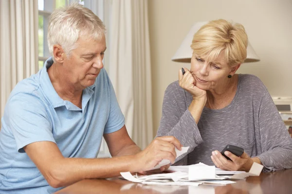 Mature Couple Checking Finances — Stock Photo, Image