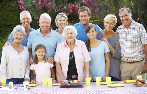 Nagy családi csoport ünnepli születésnapját — Stock Fotó