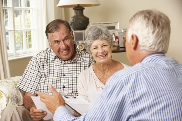 Senior paar praten met financieel adviseur — Stockfoto