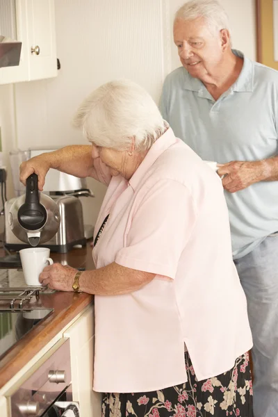 Senior paar warme drank samen maken — Stockfoto