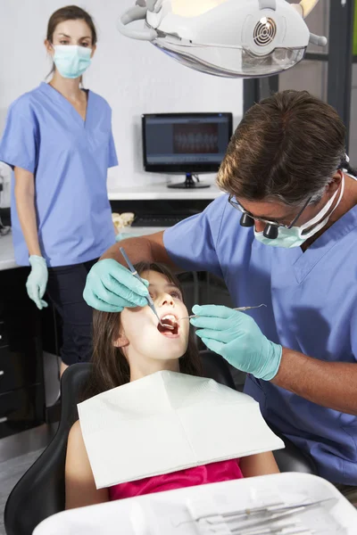 Dentista e infermiera dando ragazza check up — Foto Stock