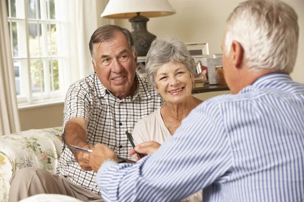 Coppia anziana che parla con il consulente finanziario — Foto Stock