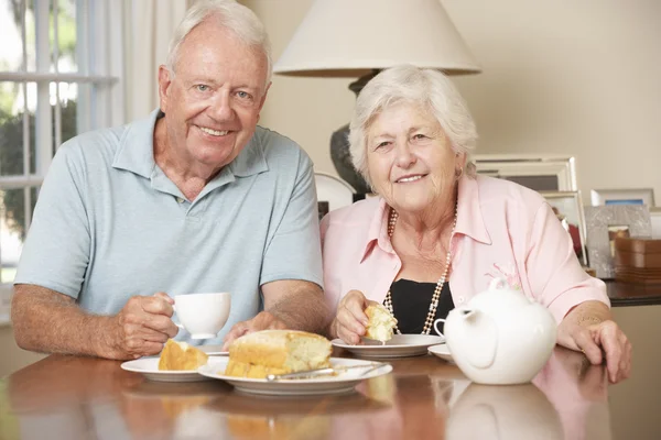 Senior paar geniet van Afternoon Tea — Stockfoto