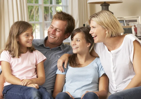 Familie groep zittend op de Bank — Stockfoto