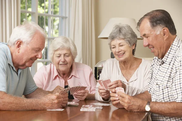 Parejas mayores disfrutando del juego de cartas — Foto de Stock