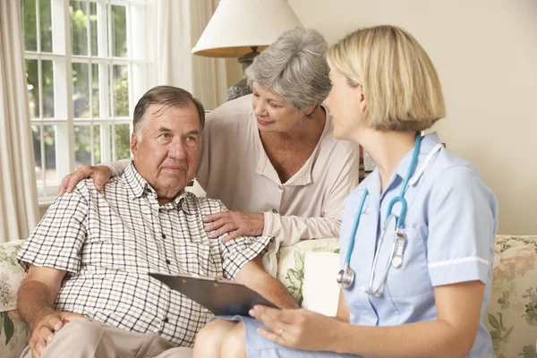 Senior unterzieht sich Gesundheitscheck — Stockfoto