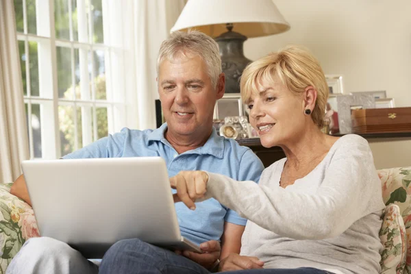 Reif pärchen mit laptop — Stockfoto