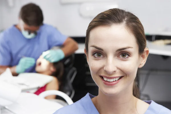 Infermiera dentale con dentista esaminando paziente — Foto Stock