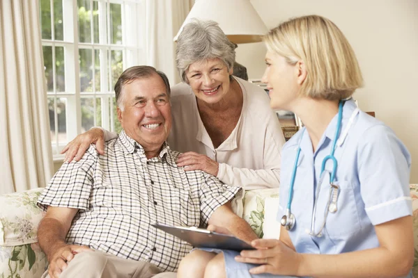 Senior unterzieht sich Gesundheitscheck — Stockfoto