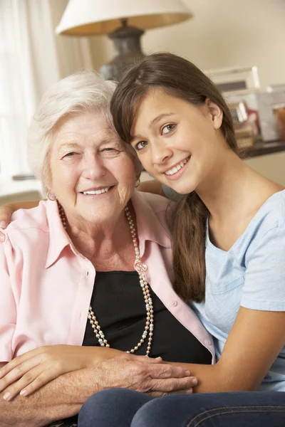 Enkelin besucht Oma zu Hause — Stockfoto