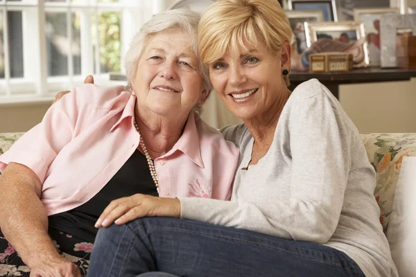 Volwassen dochter een bezoek Senior moeder — Stockfoto