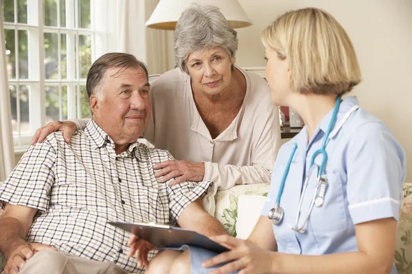 Senior Man Having Health Check — Stockfoto