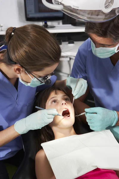 치과 의사와 여자를 주는 간호사 확인 — 스톡 사진