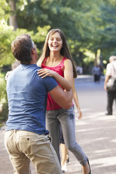 Padre che solleva figlia in aria — Foto Stock