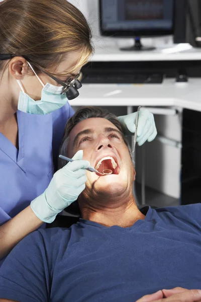 Dentista Femenino Dando Chequeo de Paciente Masculino — Foto de Stock