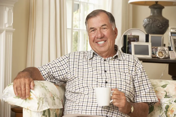Senior man die thuis thee drinkt — Stockfoto