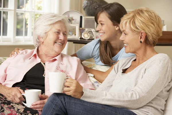 Volwassen dochter met kleindochter grootmoeder te bezoeken — Stockfoto