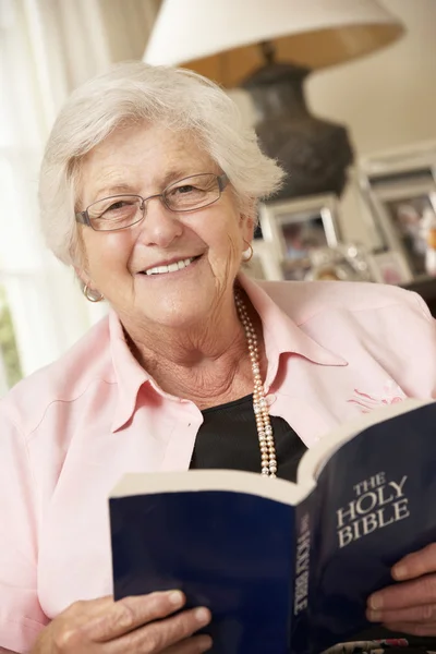 Starší žena čte Bibli — Stock fotografie