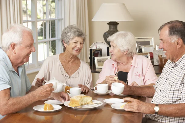 Casais seniores desfrutando de chá da tarde — Fotografia de Stock