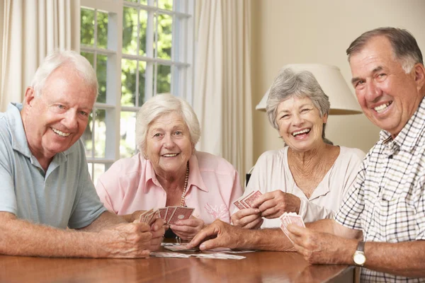 Casais seniores desfrutando de jogo de cartas — Fotografia de Stock