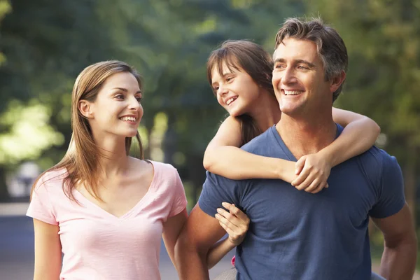 Papá dando hija piggyback en caminar — Foto de Stock