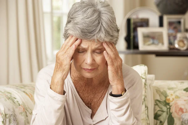 Ongelukkig Senior vrouw thuis — Stockfoto