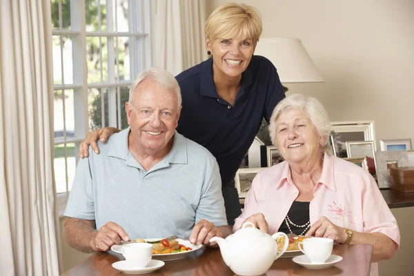 Senior paar genieten van maaltijd — Stockfoto