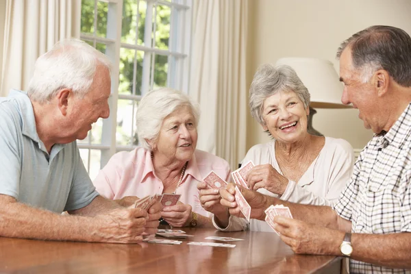 Couples seniors appréciant le jeu de cartes — Photo