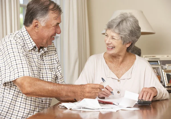 Senior Couple Checking Finances — Stock fotografie