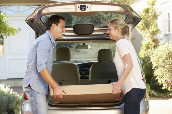 Paar lädt Paket in Auto — Stockfoto