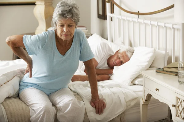 Seniorin leidet unter Rückenschmerzen — Stockfoto