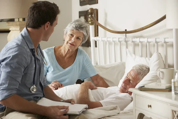 Arzt diskutiert Gesundheit eines älteren Patienten — Stockfoto